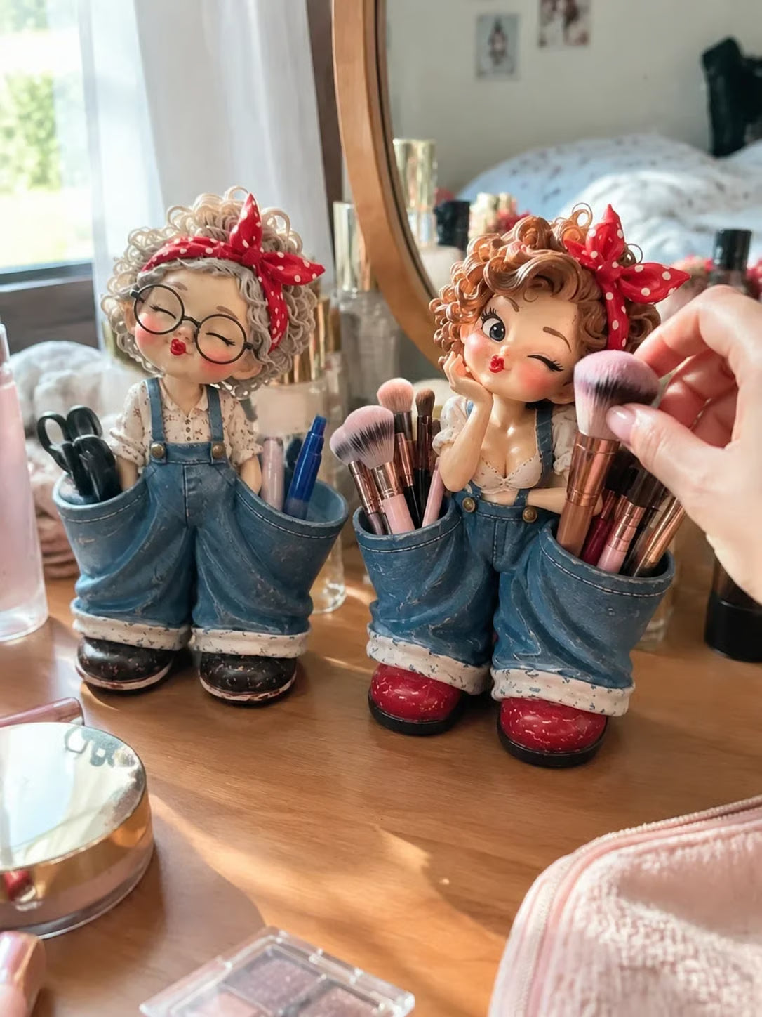 🎉Retro Girl Makeup Brush Holder – Cute Vintage Vanity Organizer
