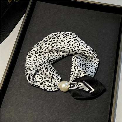 📍🧣 Effortless Glamour: Pop-On Pearl Necklace Scarf ✨