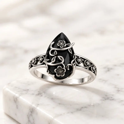 🖤🌹 Vintage Floral Black Stone Ring – Dark Romance, Timeless Style